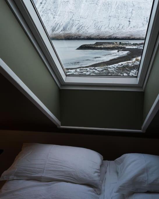 Scenic Penthouse - Ocean View & Skylight Windows Siglufjordur Exterior foto