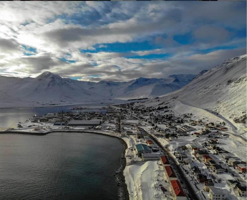 Scenic Penthouse - Ocean View & Skylight Windows Siglufjordur Exterior foto