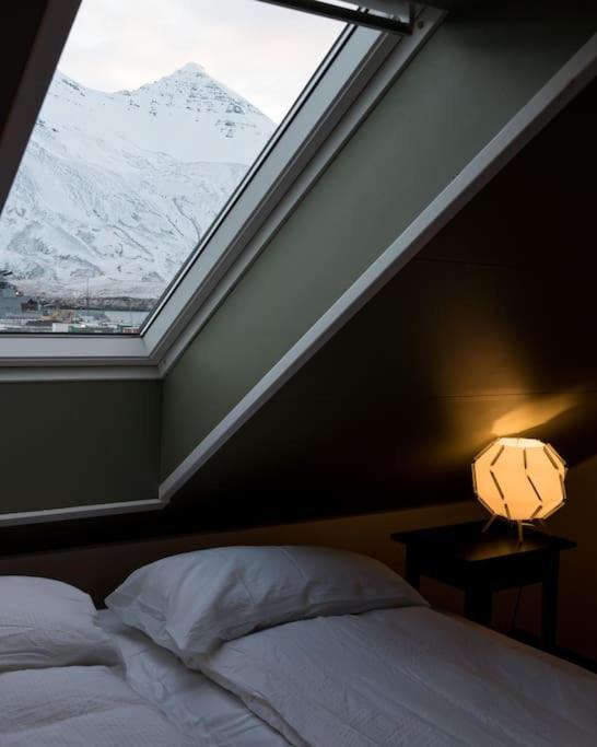Scenic Penthouse - Ocean View & Skylight Windows Siglufjordur Exterior foto