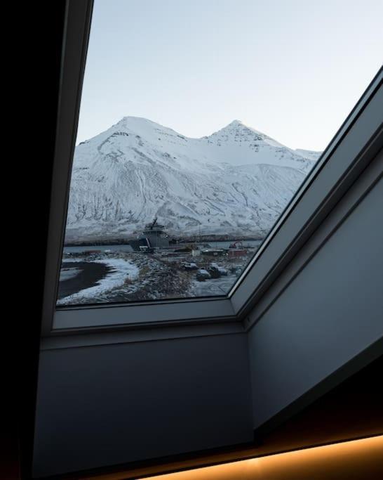 Scenic Penthouse - Ocean View & Skylight Windows Siglufjordur Exterior foto